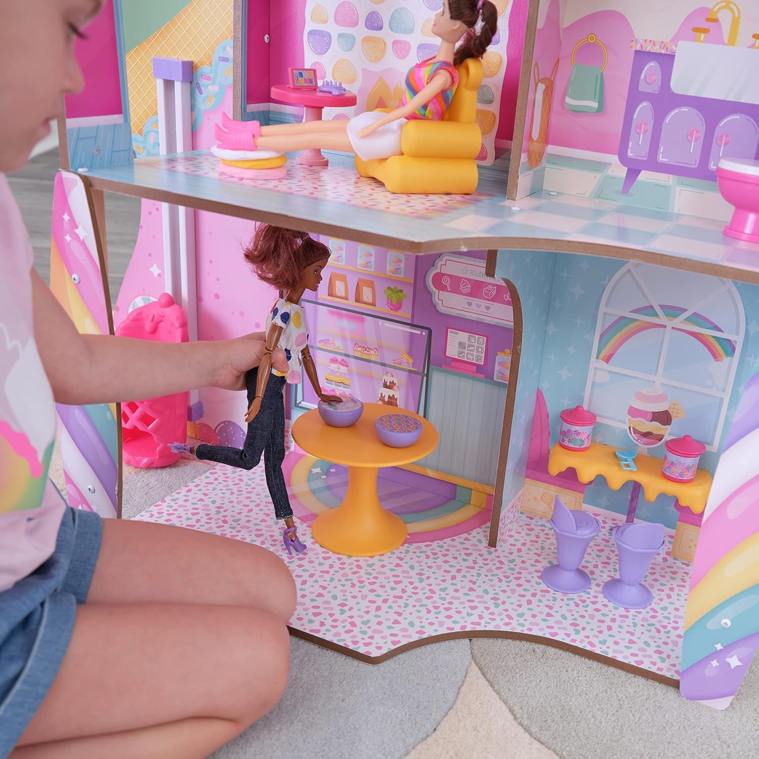 KidKraft Dollhouse i trä Godisborg med möbler och tillbehör, figurhus för enhörningslama, hiss med glassstrutar och gummybjörnstol för dockor, leksak för åldrarna 3 och uppåt, 20242