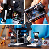 LEGO | Disney Camera - Tribute to Walt Disney, Set för vuxna med Musse Pigg och Minnie Mouse minifigurer, Bambi och Dumbo figurer, Present för kvinnor, män och fans, Utställning 43230 Byggset Besuche den LEGO-Store