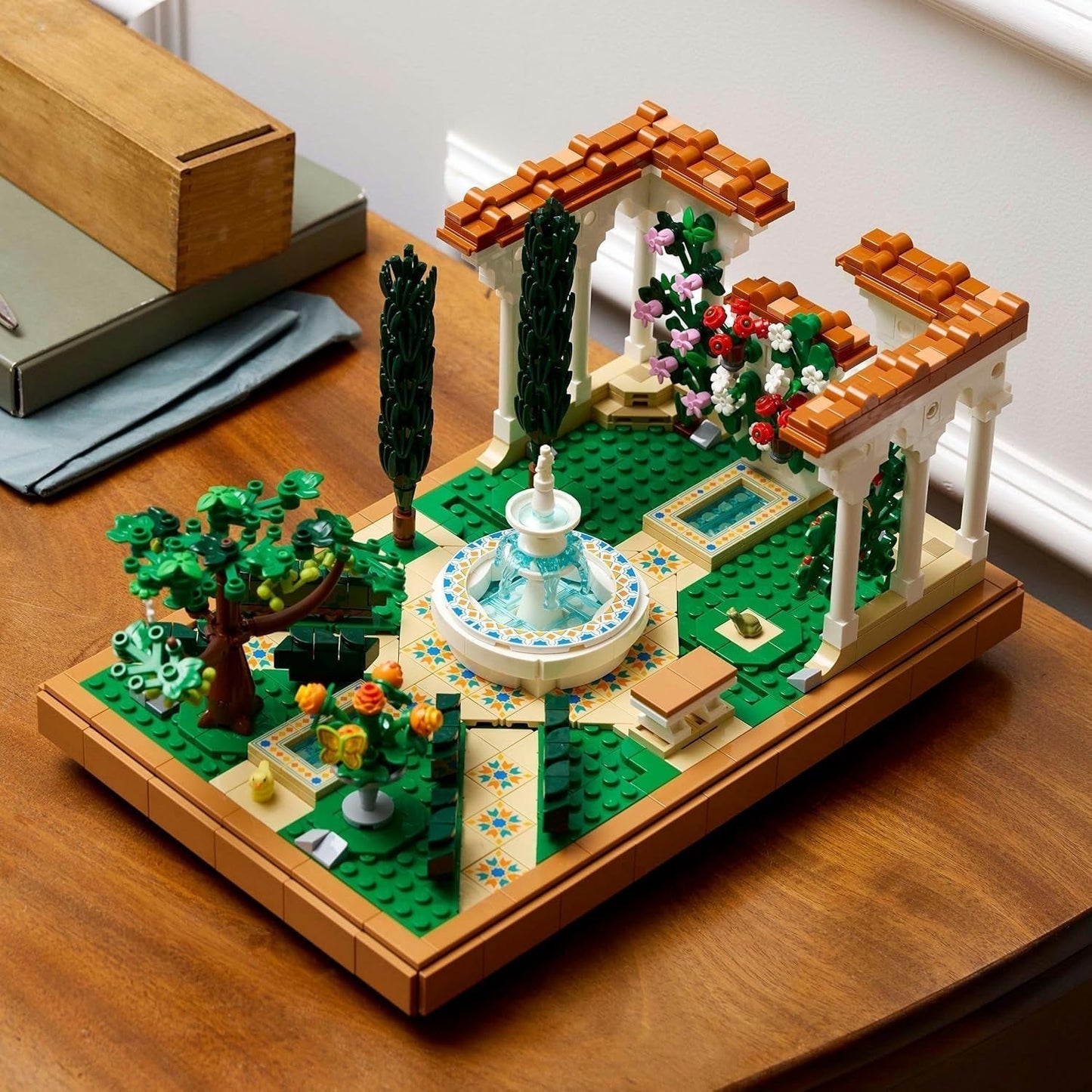LEGO Icons Fountain Garden - Byggsats i miniatyr för vuxna med löv, cypresser, träd, vinstockar, blommor - Kreativ födelsedagspresent, inflyttningspresent för kvinnor, män - 10359 Byggset Beuche den LEGO-Store