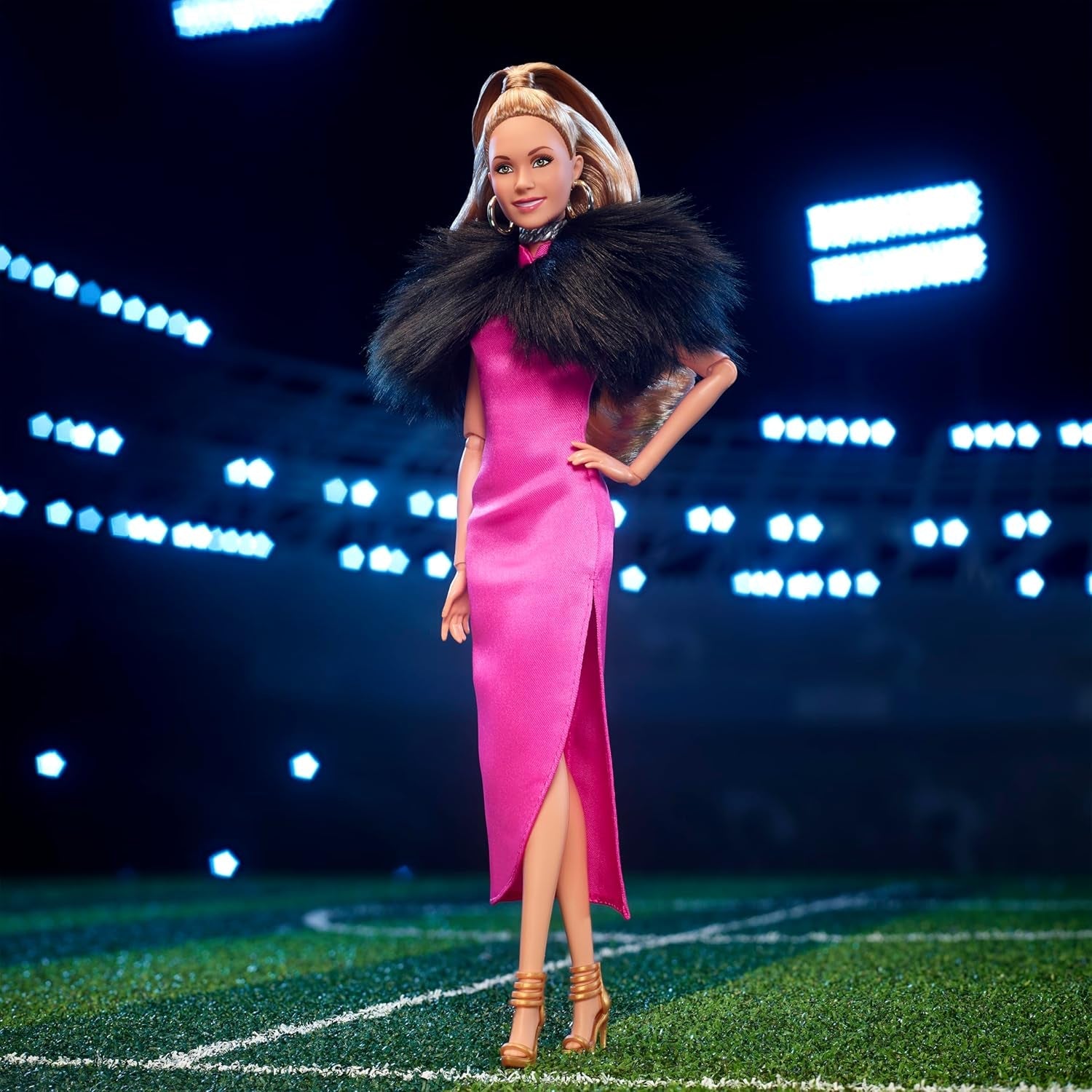 BARBIE Keeley Jones - Ted Lasso Inspirerad samlardocka, Hot Pink Silk Midi-klänning, Gold High Heels, Black Cape, Gold Hoop Örhängen, Rosa väska, For Ages 3+, HJW92