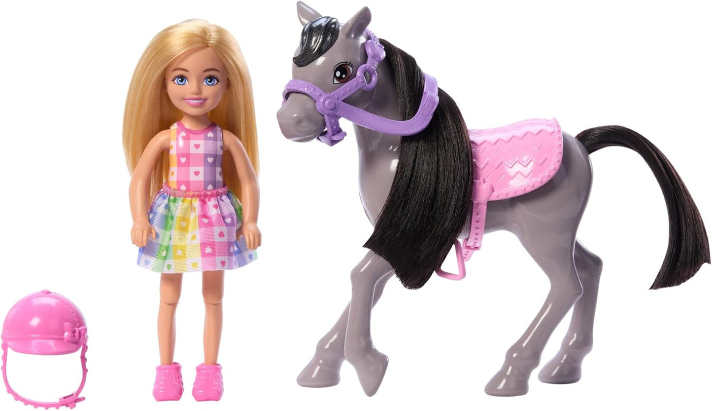 Barbie Chelsea och ponnydocka och ponnyer - Rid under leken för att sitta säkert på hästen, rosa sadel och stavar, inkluderar hjälm och söt rutig klänning, från 3 år och uppåt, HTK29 Naty Shop Dolls