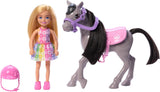 Chelsea and Ponies Barbie Doll - Spänn upp för lek och ridning säkert, rosa sadel och steg, inkluderar hjälm och söt rutig klänning, från 3 år och uppåt, HTK29