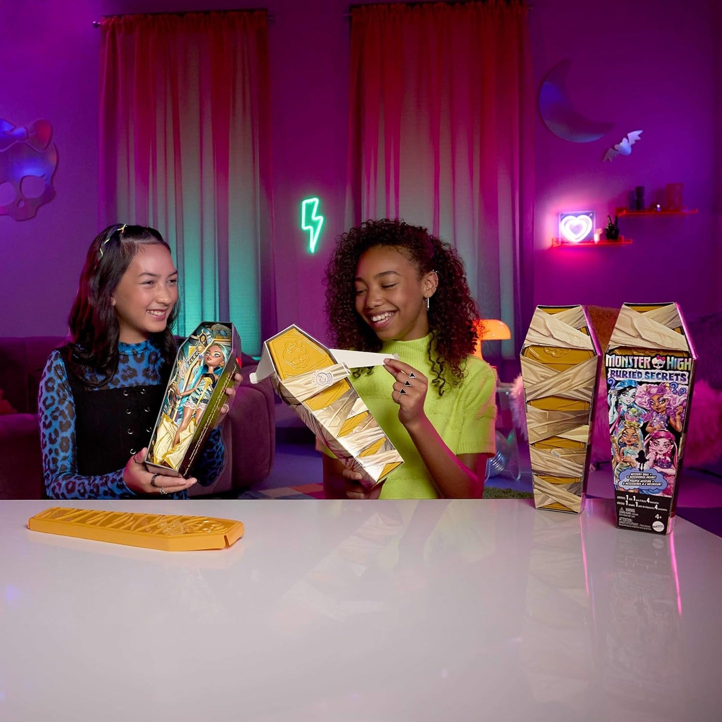 Monster High Buried Secrets Dolls and Accessories, Mystery Creepover-tema med en Mystery Doll och 5 Unboxing-överraskningar (siffrorna kan variera), HYV64