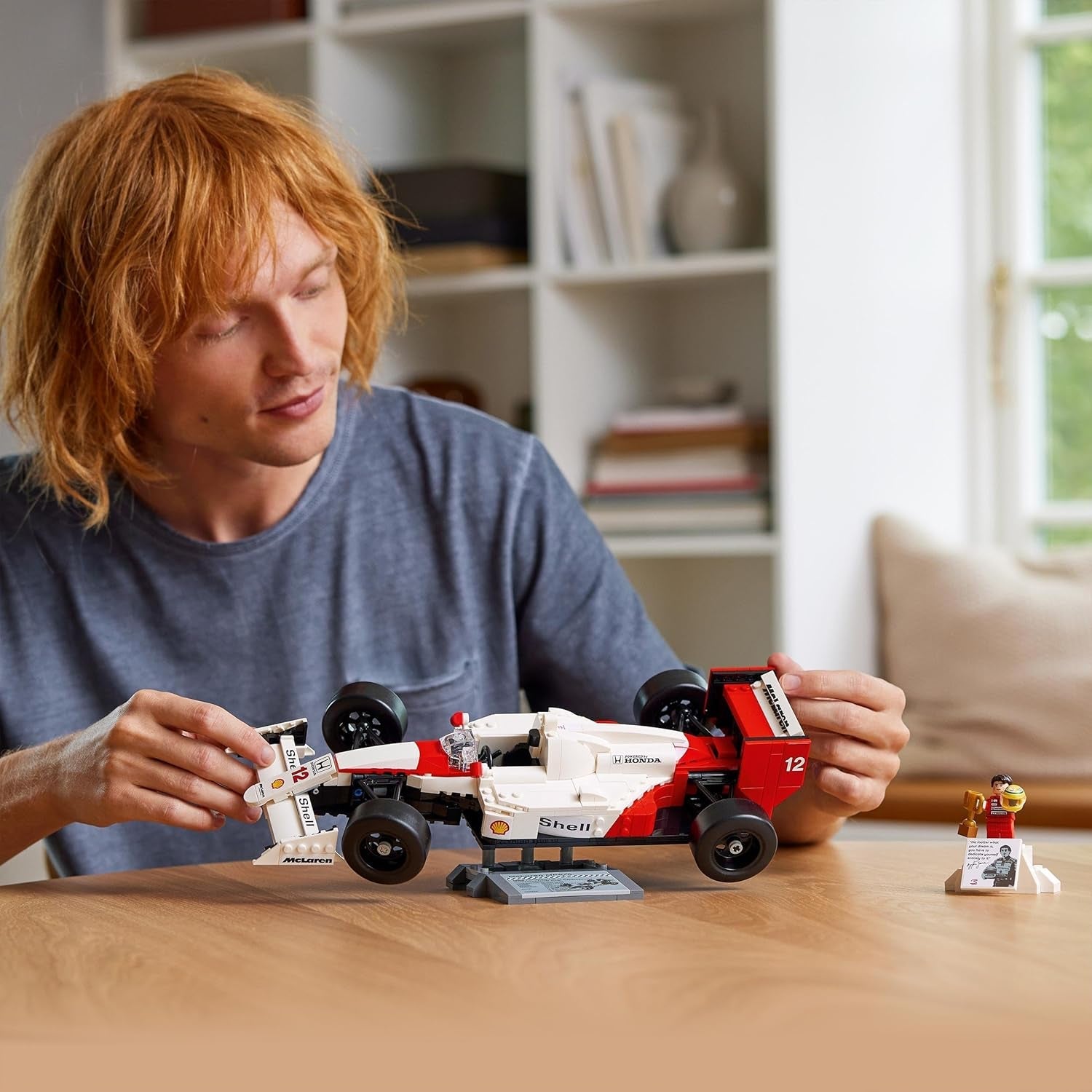 LEGO Icons Mclaren MP4/4 & Ayrton Senna modellbilset, F1 racingbilsats för vuxna med racerminifigur, samlarobjekt, presentidé för män, kvinnor, honom och hennes 10330 byggset Besuche den LEGO-Store