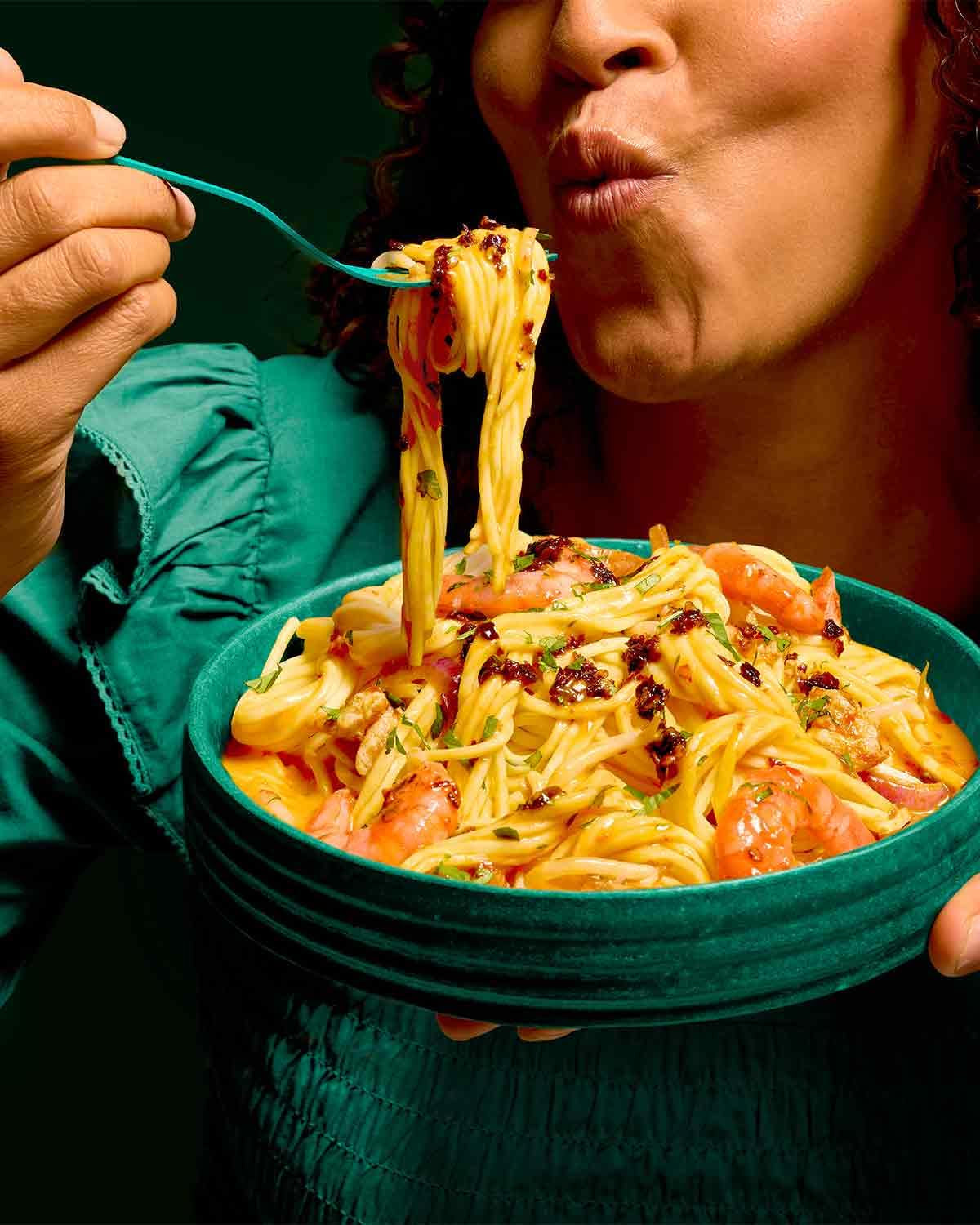 LEE KUM KEE Äggnudlar - asiatiska äggnudlar, klassikerna för wokrätter och soppor, halvtorra nudlar, klara på 3 minuter, två portioner per förpackning, 6 x 180g multipack