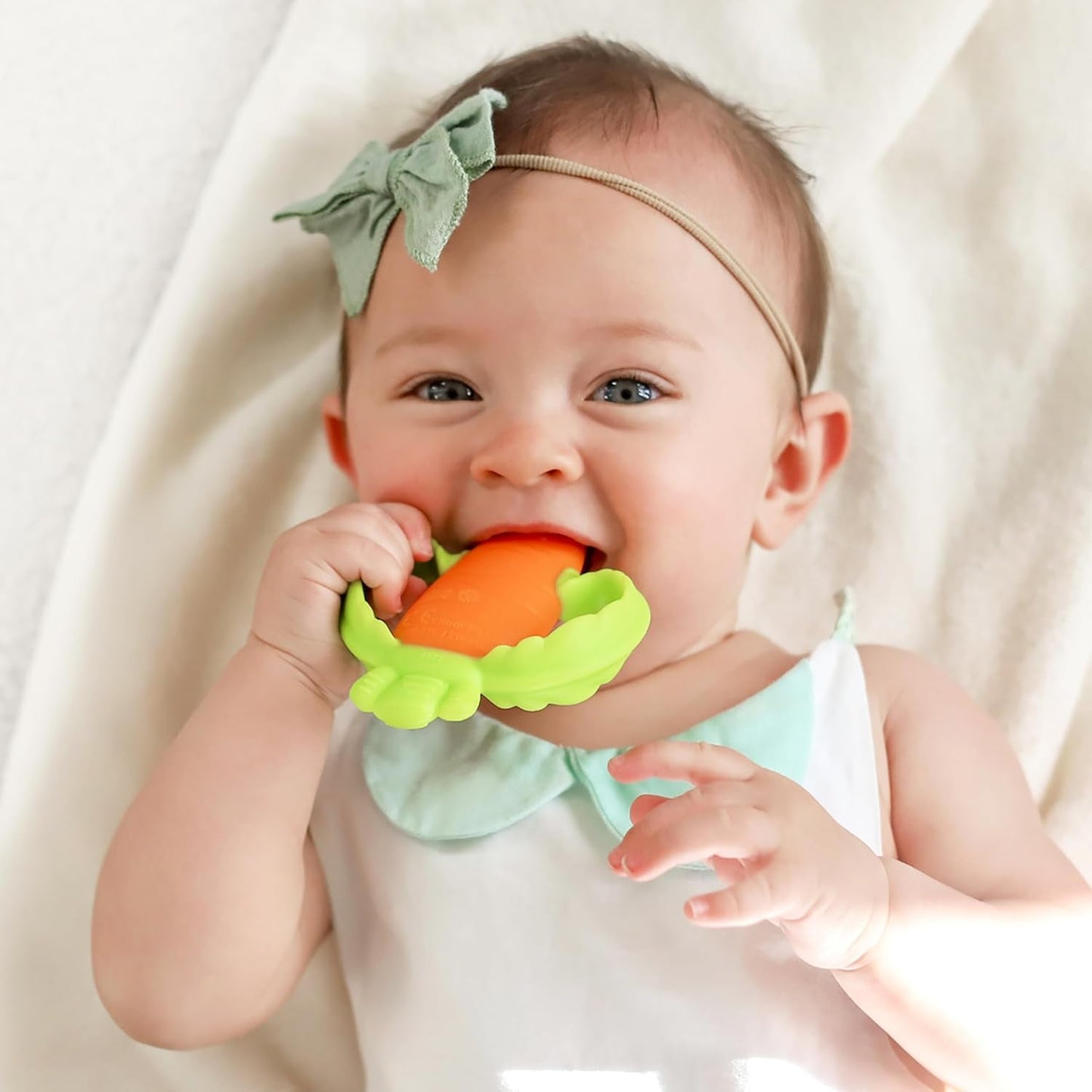 Infantino Lil' Nibbles, texturerad silikonbitring, BPA-fri babybitringleksak, mjuk, lätt att hålla, sensorisk stimulering för spädbarn, morot