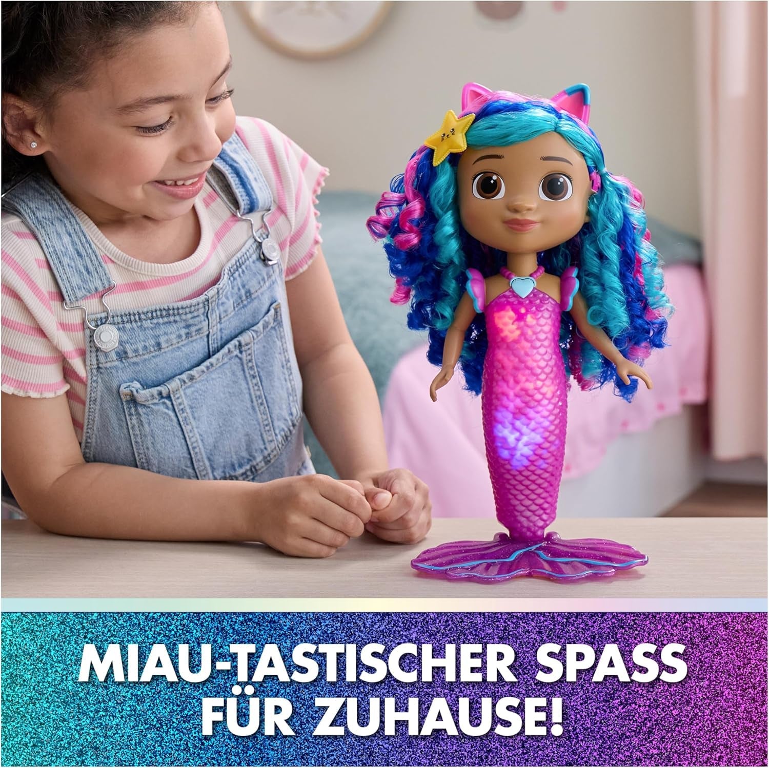 DREAMWORKS GABBY'S DOLLHOUSE – Sing & Shine Meerjungfrau Gabby, 35 cm stor Puppe mit Licht- und Soundeffekten, spricht Deutsch, für Kinder ab 3 Jahren