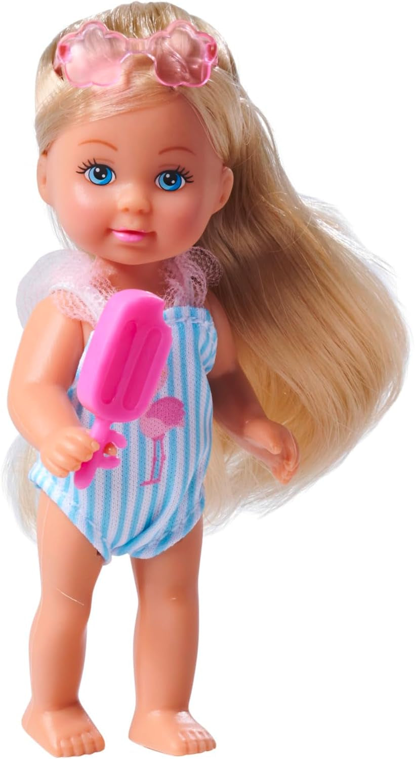 Simba Evi Love Travel, 2 olika modeller, endast EN artikel kommer att levereras, docka i en resväska med hjul, bär en volangbaddräkt, inkluderar solglasögon och glass, 12 cm, åldrar 3+