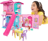 Barbie Chelsea dockskåp med 15+ tillbehör, popup-hus expanderar till över 42 x 33 cm med 5 lekytor och en rutschkana, med en liten docka och en hund, JFW49