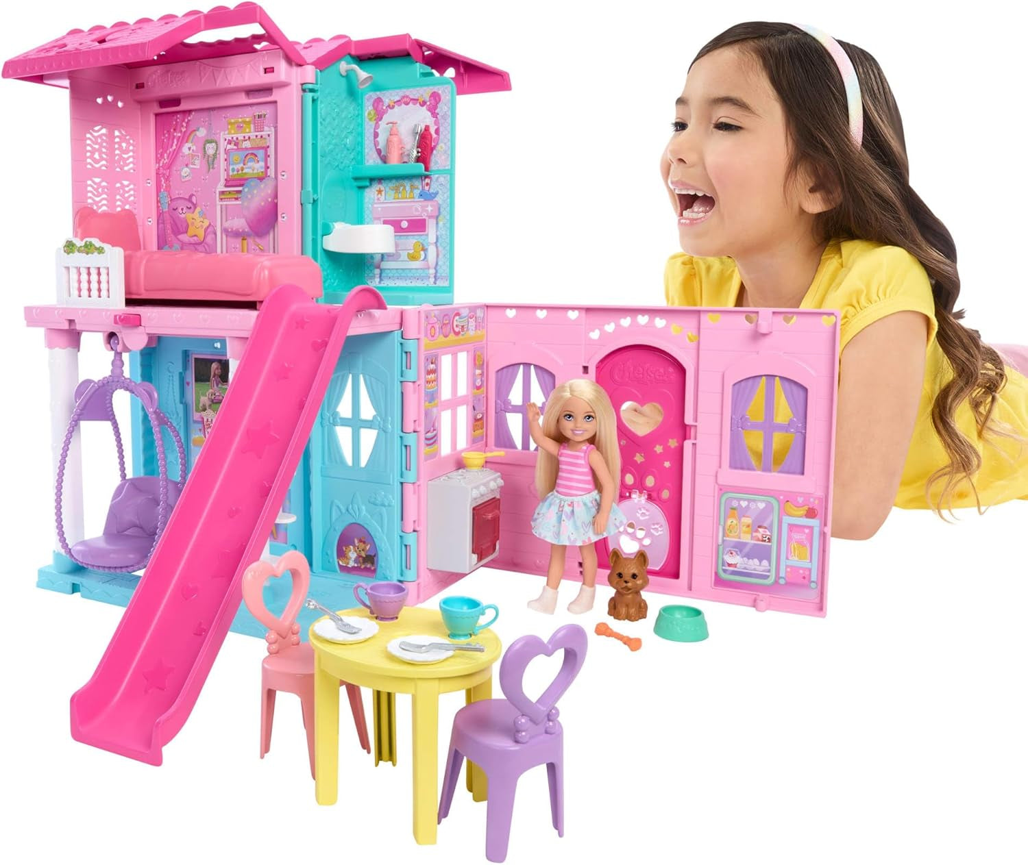 Barbie Chelsea dockskåp med 15+ tillbehör, popup-hus expanderar till över 42 x 33 cm med 5 lekytor och en rutschkana, med en liten docka och en hund, JFW49