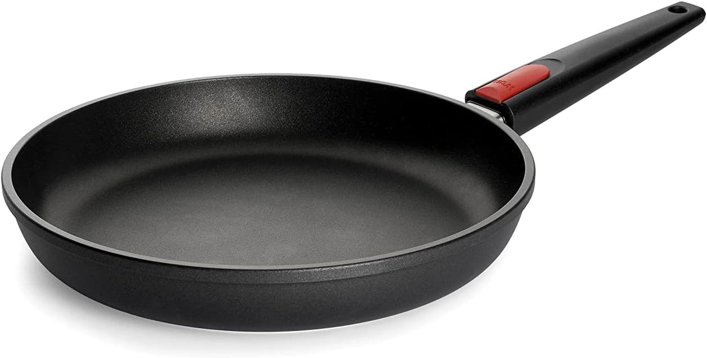 Woll Nowo Titanium platt stekpanna - Induktion, 5 Cm höjd, avtagbart handtag - för alla typer av hällar, Gjuten aluminium, non-stick beläggning Grytor och kastruller Naty Shop 28 Cm