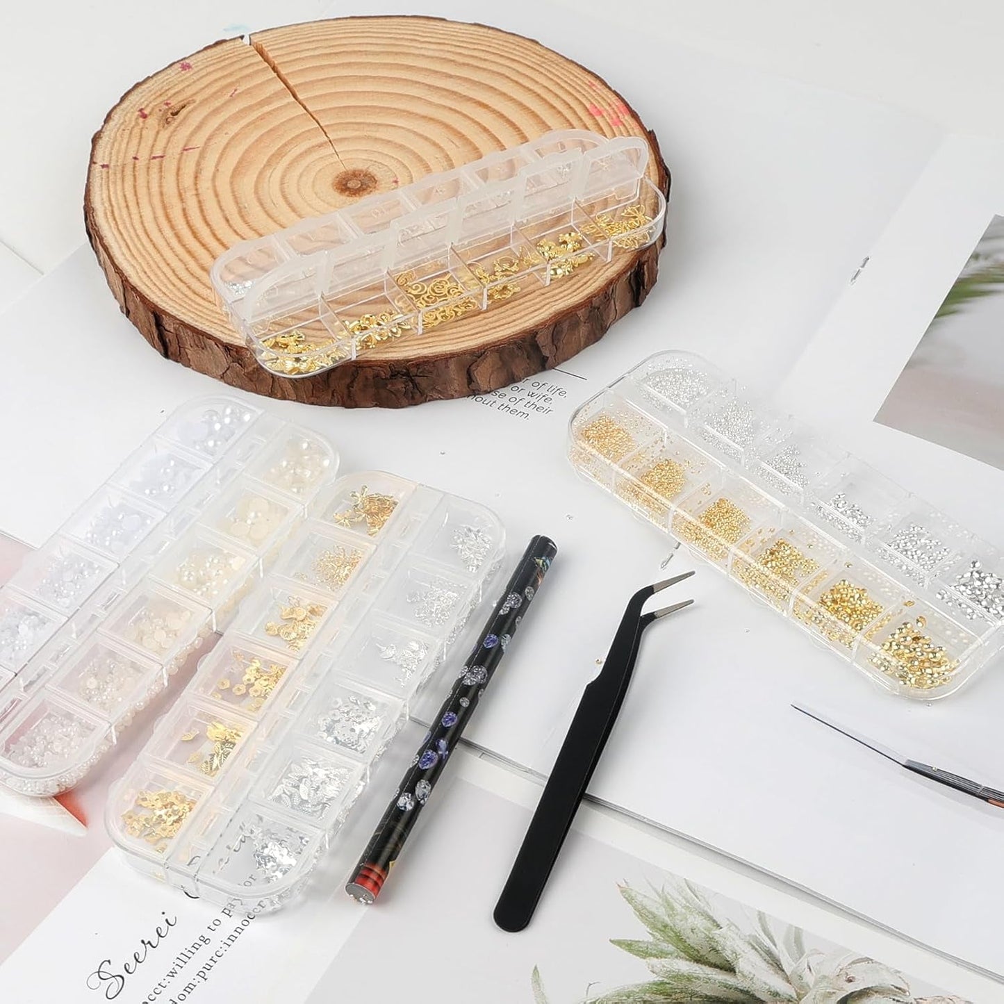 Nail Key Chains 4 Box Set - 48 typer Guld & Silver 3D Nail Key Chains (Fjärilar, Blommor, Pärlor, etc.) + Pincett & Penna - För DIY Gel & Akrylnaglar | Ideal for nail salon and home