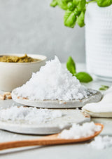 Fuchs Gewürze - Fleur de Sel | Noble toppingsalt för sparris, skaldjur och fisk | Meersalz i premiumkvalitet 100 g im wiederverschließbaren Gewürzglas