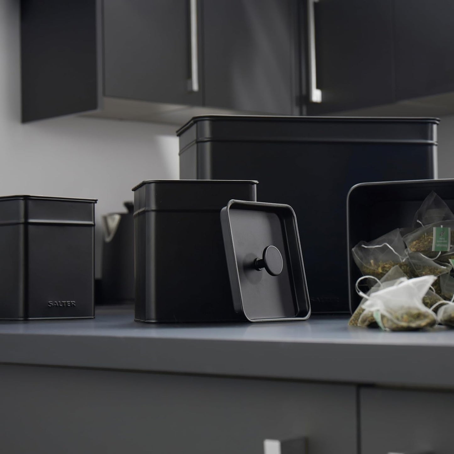 Salter BW12614EU7 Kuro förvaringslådor set - 4 köksbehållare Bröd/te/kaffe/socker Fyrkantiga förvaringslådor Lätt att rengöra Håll maten fräsch Svart matförvaringslådor Naty Shop