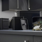 Salter BW12614EU7 Kuro förvaringslådor set - 4 köksbehållare Bröd/te/kaffe/socker Fyrkantiga förvaringslådor Lätt att rengöra Håll maten fräsch Svart matförvaringslådor Naty Shop
