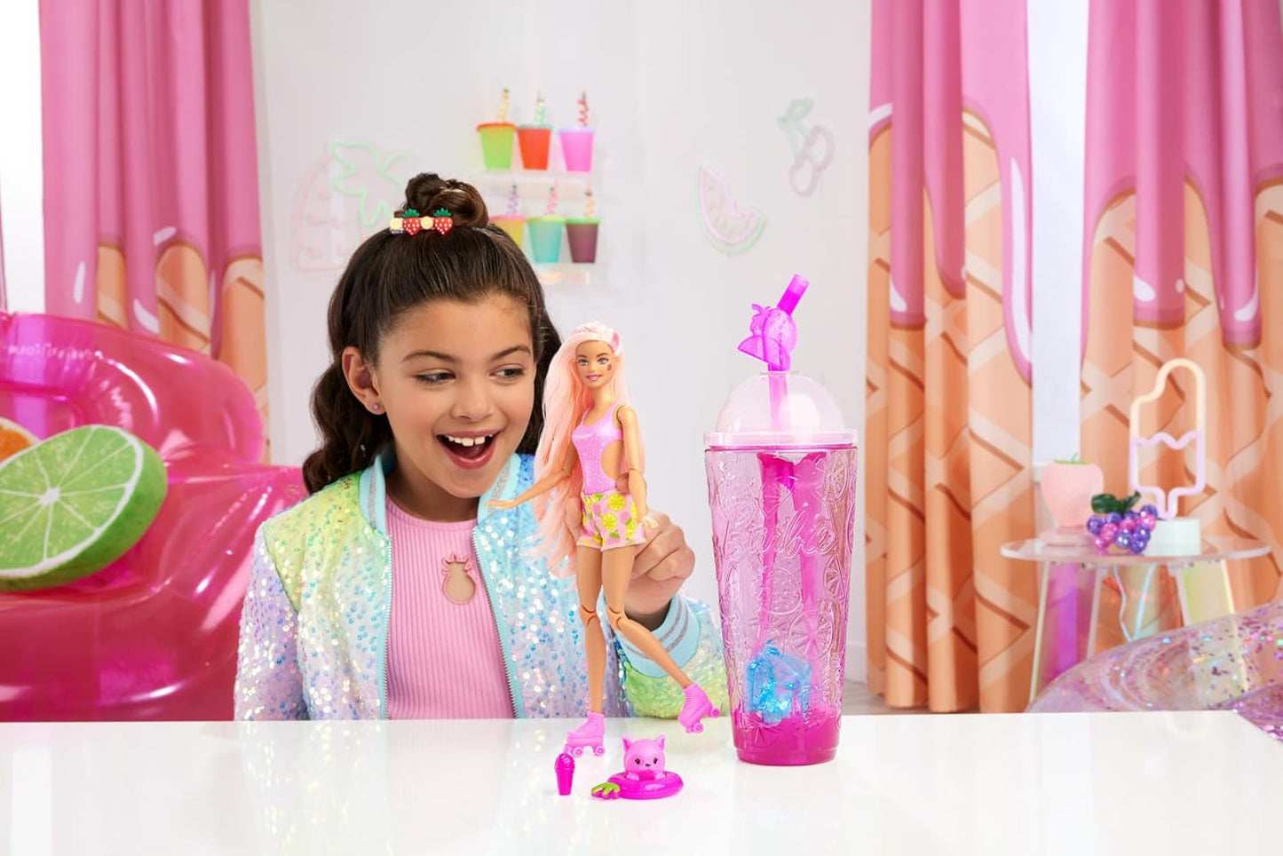 Barbie Pop Reveal Fruit - Överraskande dockor med 8 fruktiga överraskningar, inklusive en positionerbar docka med jordgubbssaft och en fluffig valp i åldern 3+, HNW41