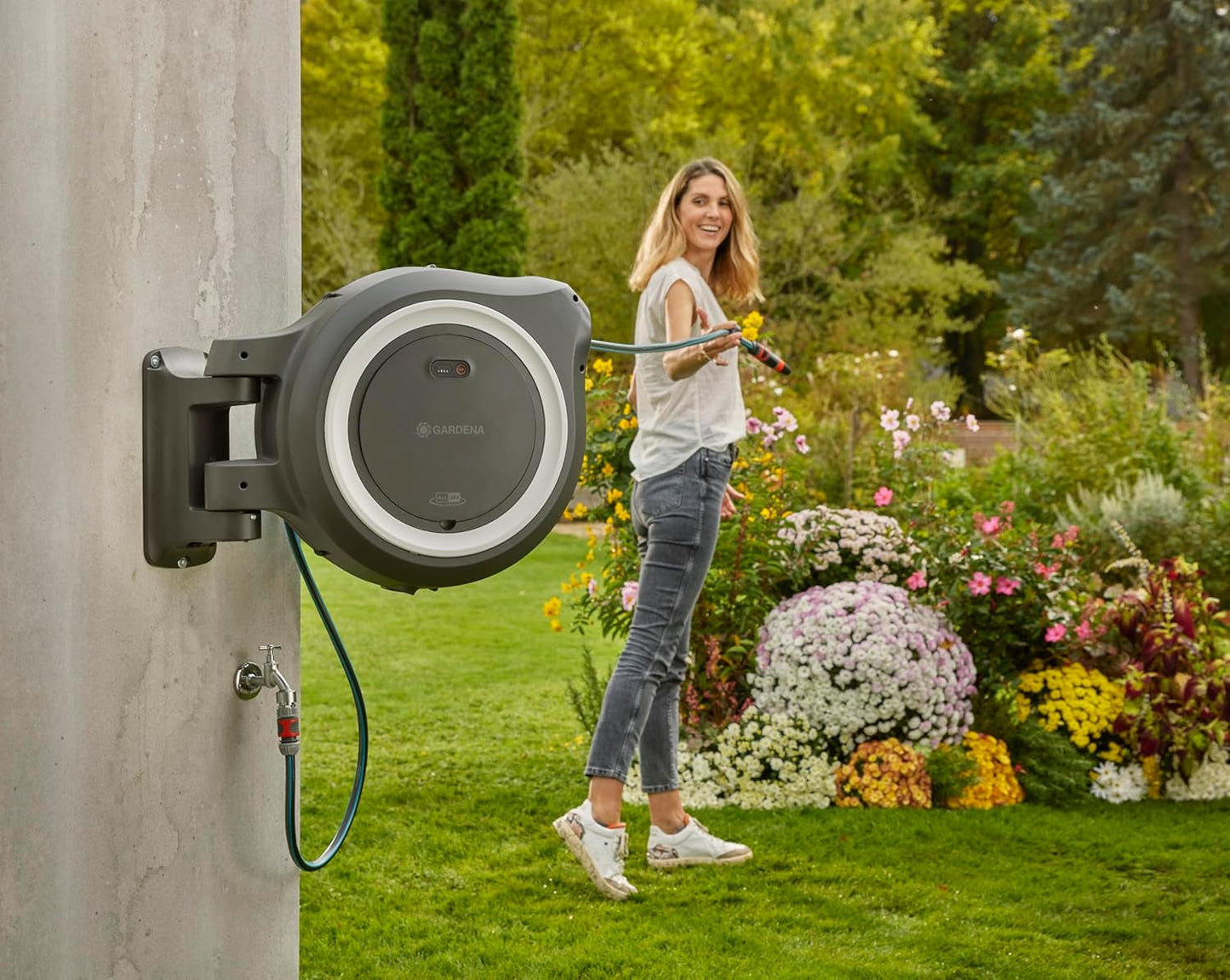 Gardena PowerRoll XXL Solo sladdlös väggslanglåda: Automatisk slangupprullare med 40 m trädgårdsslang, slangstyrning och RollControl, batteridriven, UV- och frostbeständig (18647-55)