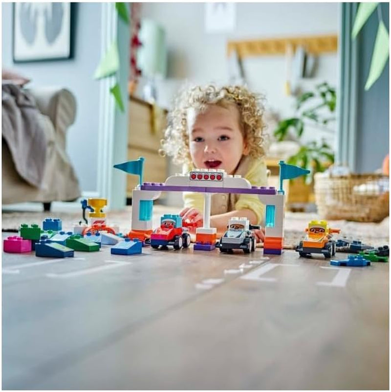 LEGO DUPLO Town F1 Team Racerbilar Med Racers, byggleksak för hela familjen, fantasifull lekupplevelse, födelsedagspresent för småbarn, pojkar och flickor från 2 år 10445 Byggset Besuche den LEGO-Store