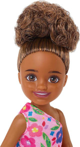 Barbie Chelsea Club – HGT07 – 15 cm ledad blandad ras Girl Pink Flower Doll
