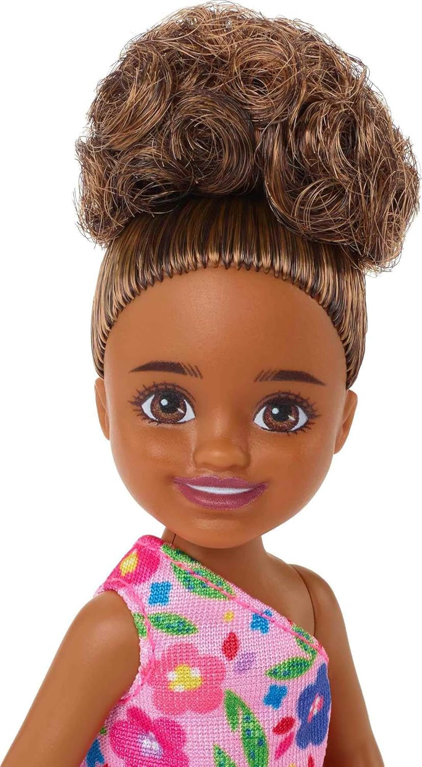 Barbie Chelsea Club – HGT07 – 15 cm ledad blandad ras Girl Pink Flower Doll