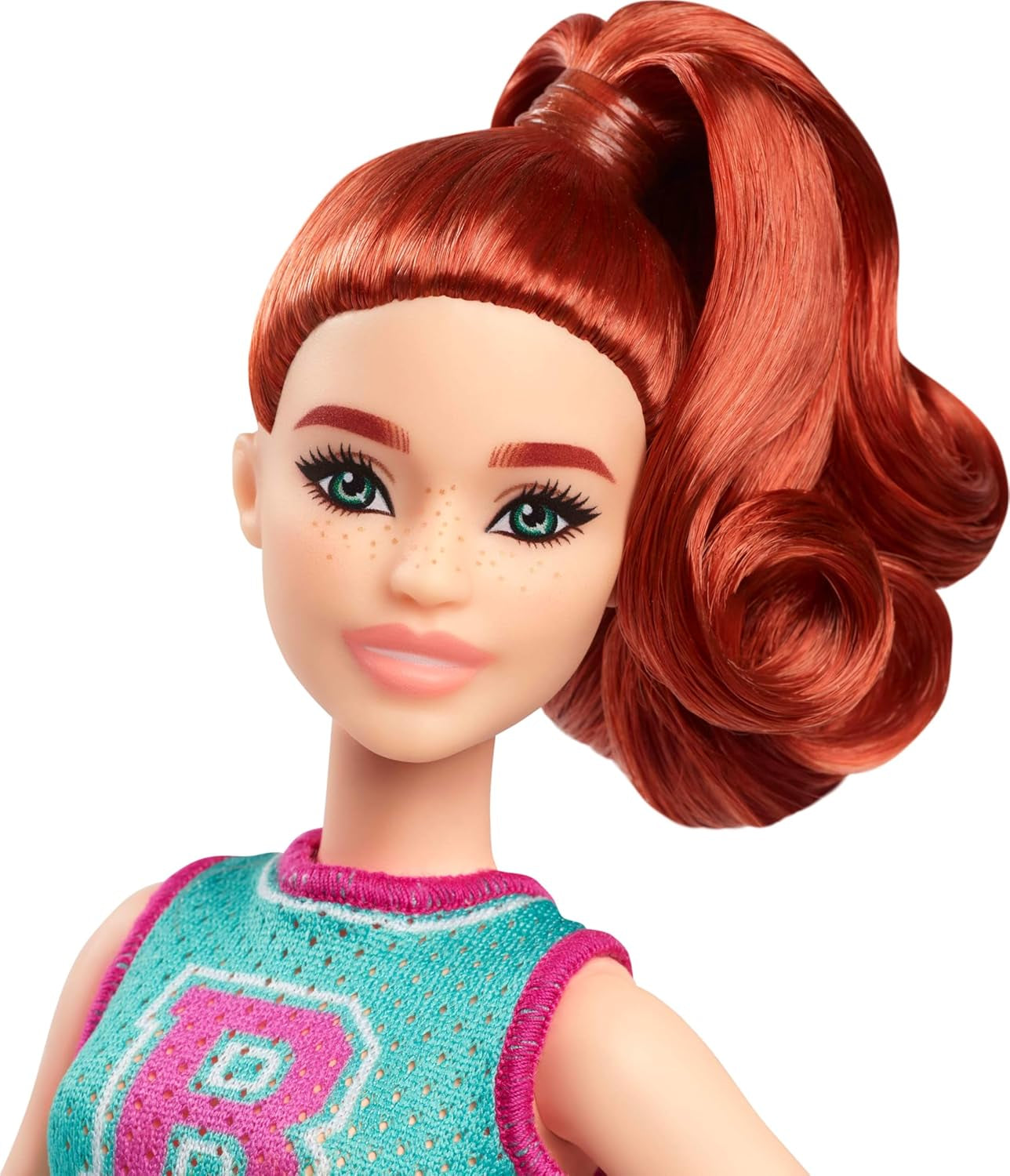 Barbie Fashionistas docka nr. 232 med rött hår, sporttopp i jersey med B-tryck, lila veckad kjol, armbandsur och sneakers, HYT90