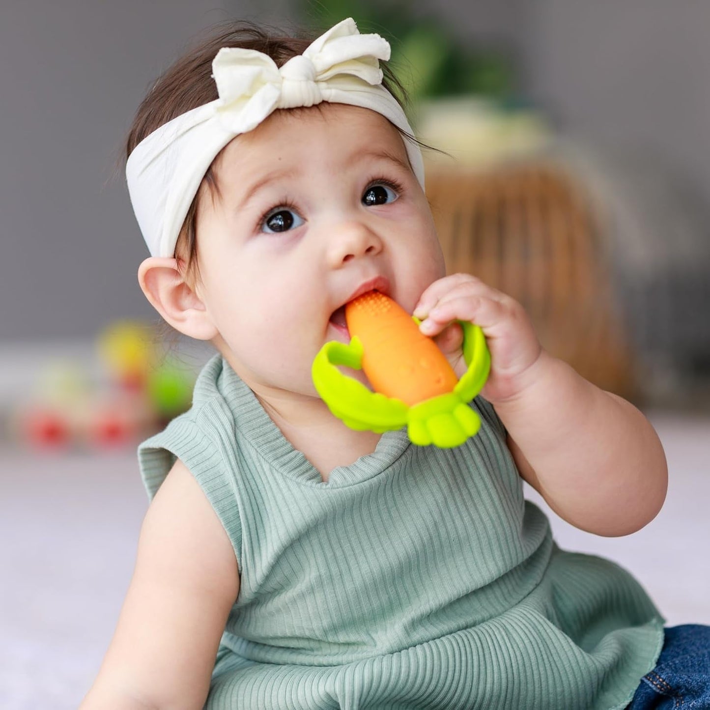 Infantino Lil' Nibbles, texturerad silikonbitring, BPA-fri babybitringleksak, mjuk, lätt att hålla, sensorisk stimulering för spädbarn, morot
