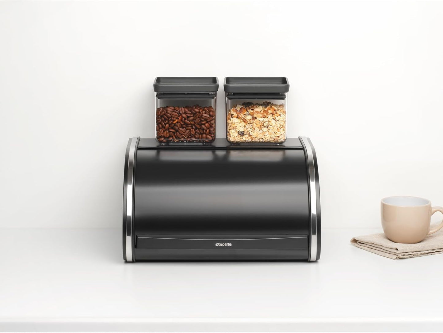 Brabantia rullbrödslåda - Kompakt förvaringslåda för bröd, bagels och frallor med platt lock, slitstarkt stål - medelstor - mattsvart Matförvaringslådor Naty Shop