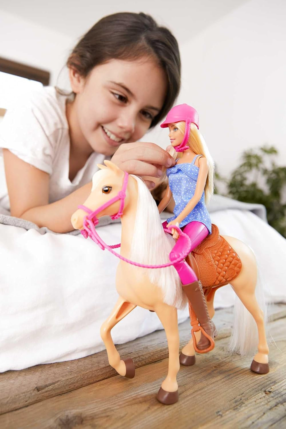 Barbiedocka och hästleksak, ridtillbehör, innehåller 1 docka och 1 häst, lämplig som present till barn från 3 år och uppåt, FXH13
