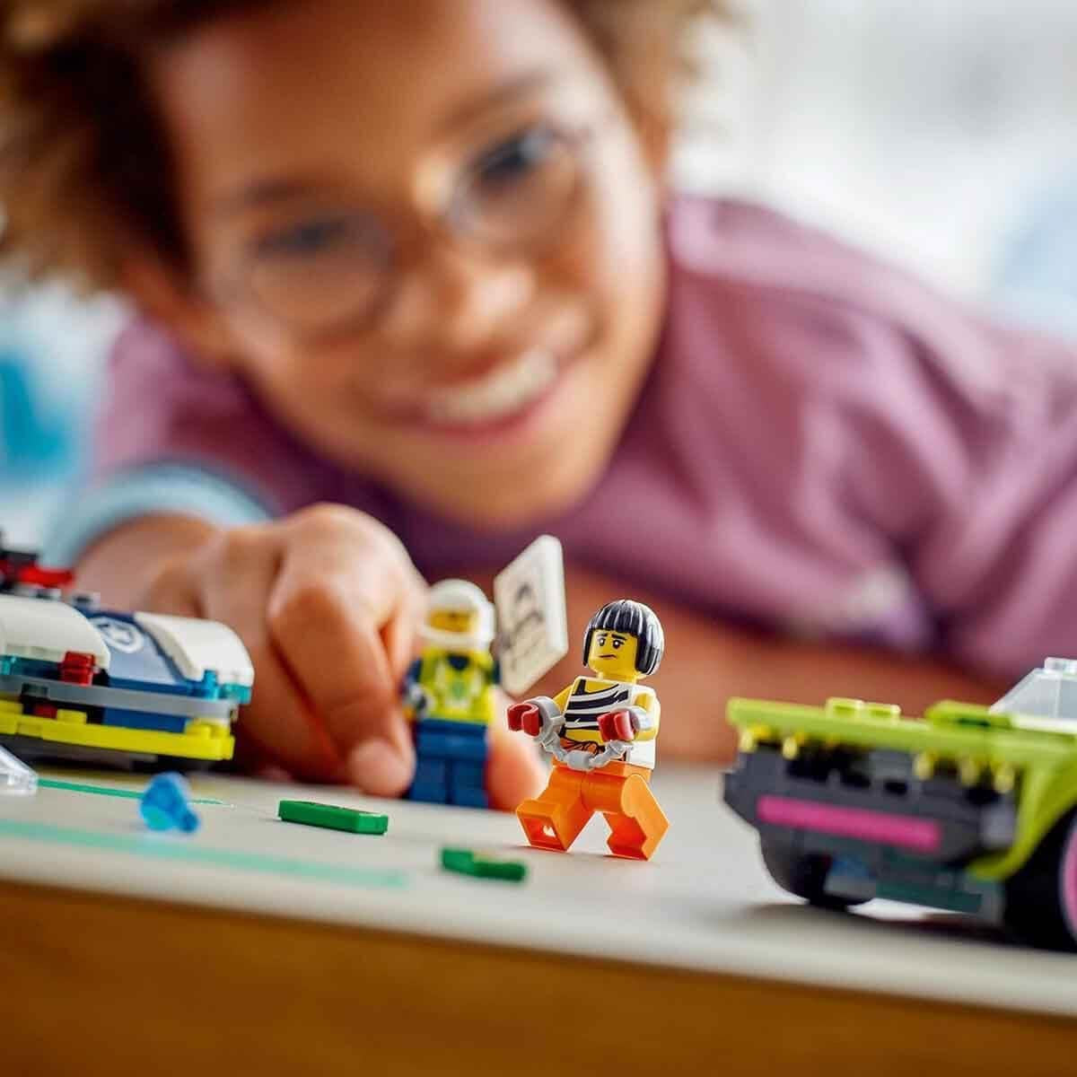LEGO City Car Chase med polisbil och muskelbil, leksakståg med 2 racerbilar, polispresent för barn, pojkar och flickor från 6 år, set med polis och minifigurer Ganovin 60415 Byggset Besuche den LEGO-Store