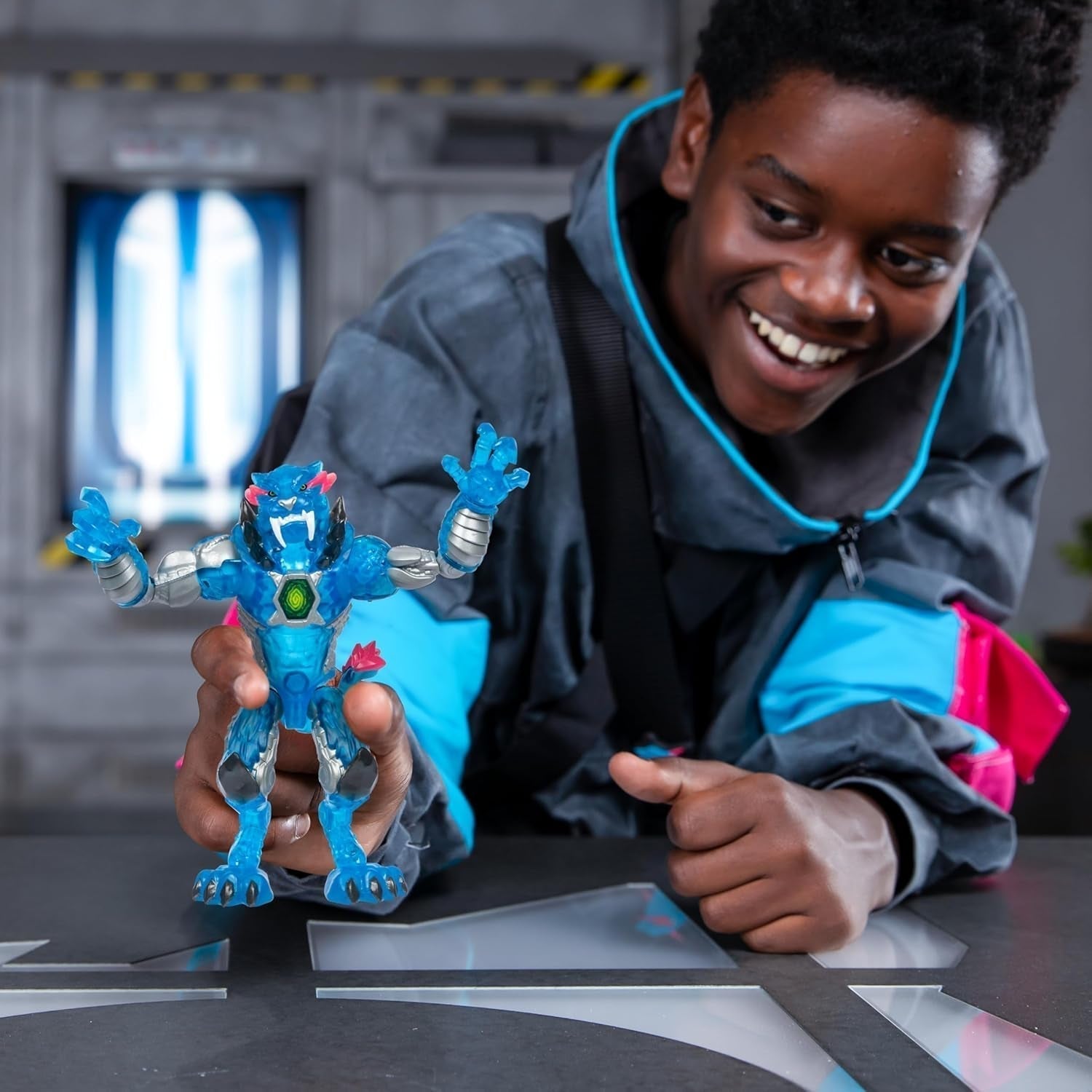 Flyttar; Flytta det ultimata odjuret. Upplev och skapa actionfiguren Stealth Panther från Mrbeast. 3 att samla, Iconic Panther, Stealth Panther, Metallic Panther Actionfigurer Naty Shop