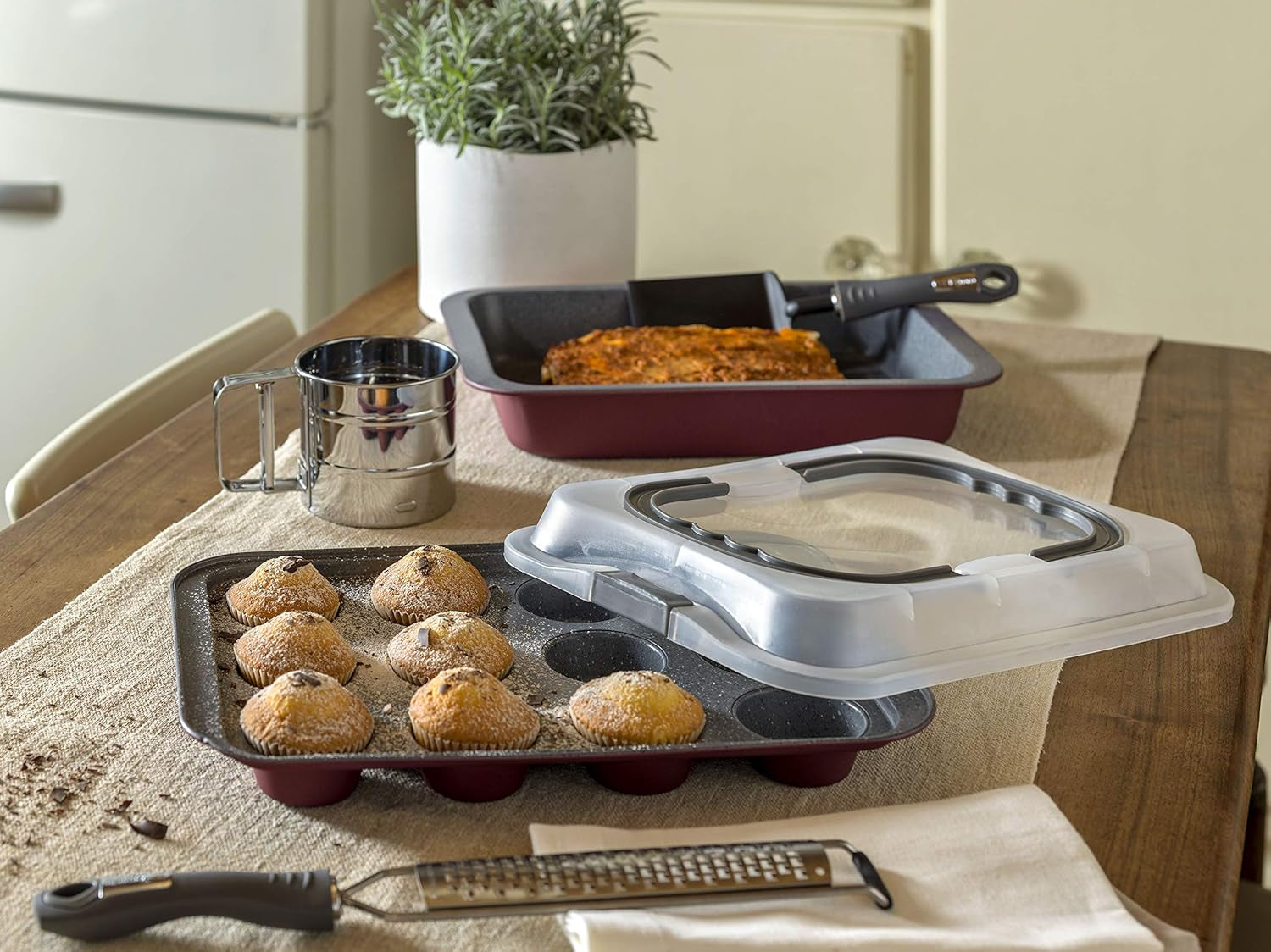 Sötkörsbärsbakplåt, för 12 muffins, med lock, plaststål, körsbärsröda Bakplåtar och formar Naty Shop