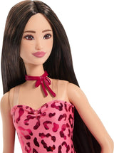 Barbie Fashionistas docka nr. 246 i en rosa axelbandslös leopardmönstrad klänning med svart hår och accessoarer som ett rosetthalsband och stövlar, JJN59