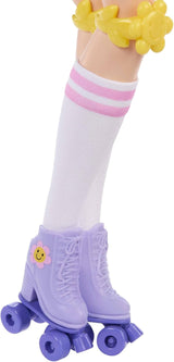 Dream Besties Barbie Doll och tillbehör, Mode Barbie Renee Doll med rullskridskor och svart hår, 12 tillbehör med teman med videor och mat, JFX99