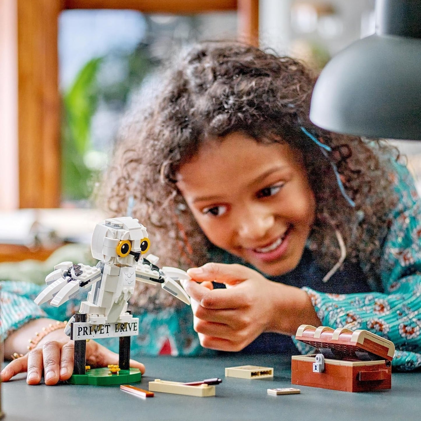 LEGO Harry Potter Hedwig i Liguster Drive 4 Set med leksaksugglor för barn, byggbar djurfigur med Hogwarts resväska, liten present till pojkar, tjejer och alla fans från 7 år 76425 Byggset Besuche den LEGO-Store