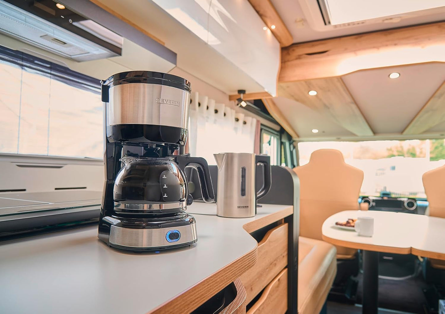 SEVERIN kompakt espressomaskin, aromatiskt kaffe med kaffemaskin för upp till 4 koppar, espressomaskin med filter och permanent oscillerande filter, rostfritt stål/svart, KA 4808