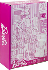 Barbie HDY90 - modedesignerdocka (30,40 cm) och studio, 25+ design- och modeaccessoarer, designskrivbord, stol, symaskin, tygmodell, skyltdocka med mera, leksaker från 3 år Naty Shop Dolls