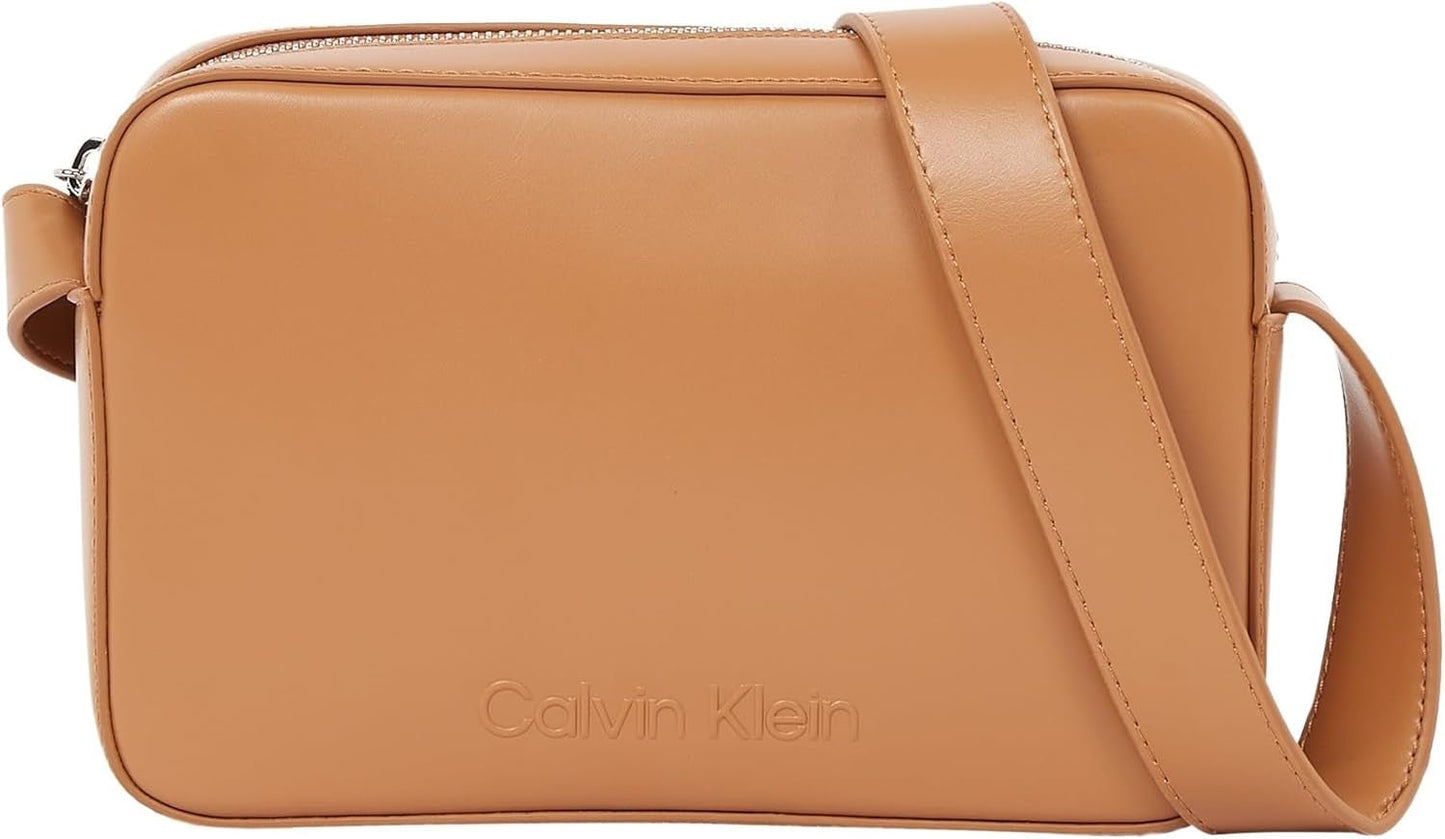 Calvin Klein crossbody-väska Kameraväska med präglad logotyp med dragkedja Damväskor Naty Shop Brown (Leo)