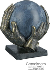 Casablanca modern design GILDE Deco Skulptur Figur Rädda världen - Globen i händerna - Höjd 19 cm Statyetter och skulpturer Naty Shop
