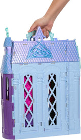 Mattel Disney Frozen - Castle Arendelle Dollhouse (60cm+) med Elsa Doll, 4 lekplatser och 15 delar av Disney Frozen II möbler och tillbehör, HLW61