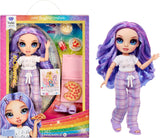 Rainbow High Junior High PJ Party Doll - Violett - 22 cm med mjuk jumpsuit, tofflor och lektillbehör - Barnleksak - Perfekt för 4-12 år