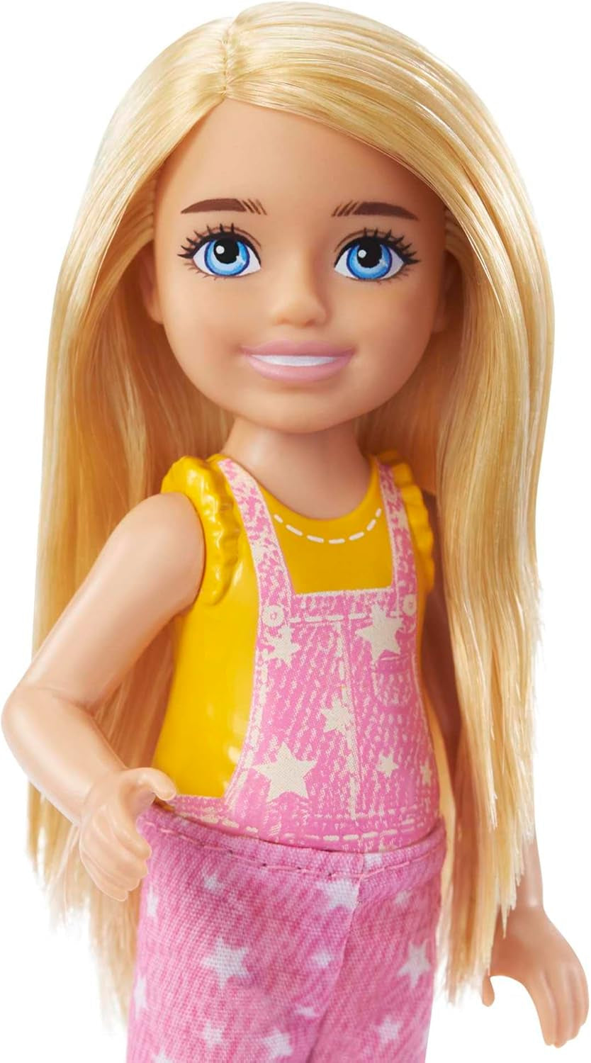 Barbie Chelsea-serien, Chelsea Doll Camping med blont hår, Husdjursuggla, Sovsäck, Kudde, Ficklampa, Kikare, Campingtillbehör, Barnpresent, Leksak för 3 år och uppåt, HDF77