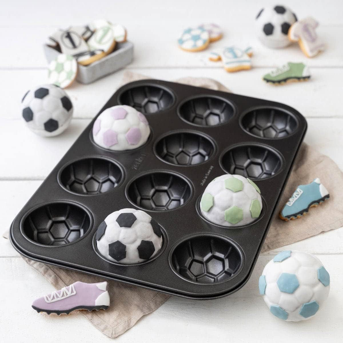 Zenker 12Er Muffinform – Muffinbackblech Für Muffins Und Cupcakes Aus Der Serie Soccer Baking– Hitzebeständiges 12Er Muffinblech Mit Antihaftbeschichtung, Schwarz Formar och brickor för bakning Naty Shop