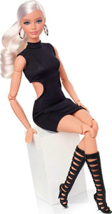 Barbie Basics Model 2 Samlardocka med blont hår, svart miniklänning och gladiatorstövlar, Universal Fit Fashion, rörlig kropp och utbytbart huvud, JBH71 Naty Shop Dolls