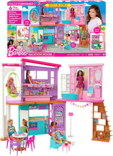Barbie Holiday House (116 x 77,9 cm), 6-sits lekstuga, fullt möblerad med tillbehör, möbler och hiss, hopfällbar och förvaring, docka, present för barn från 3 år och uppåt, HCD50