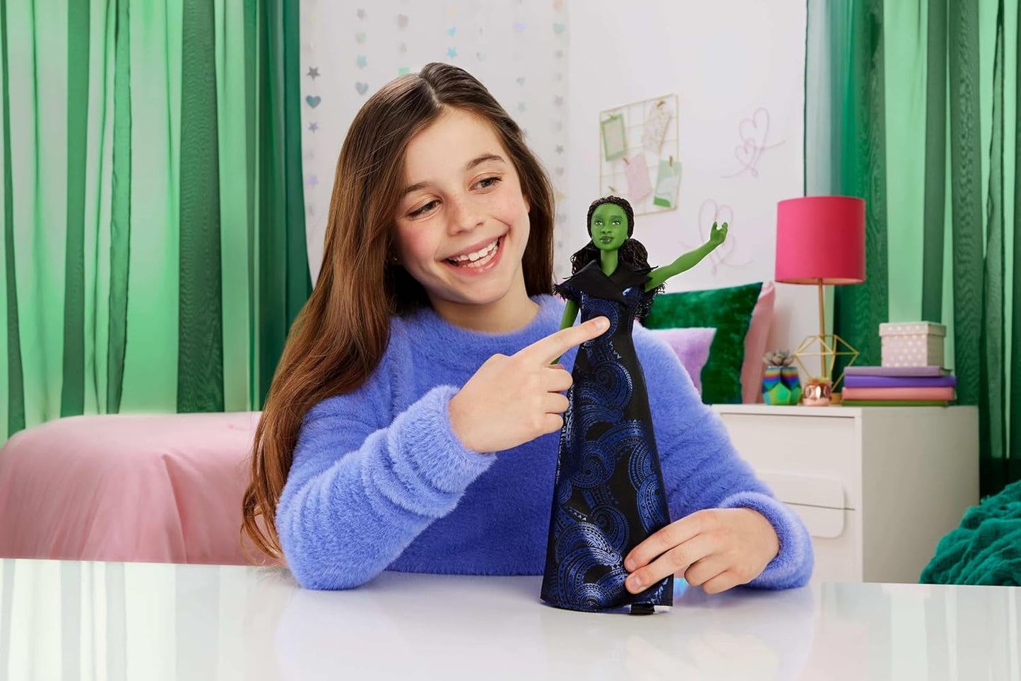 Mattel Wicked: for Good Singing Elphaba Fashion Doll av Universal Pictures med avtagbar filminspirerad outfit Sings "for Good" på engelska, JFM09