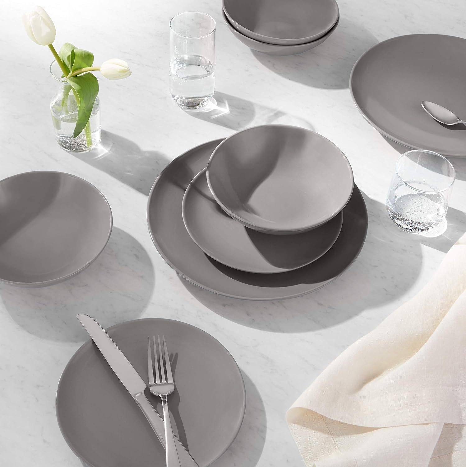 Amazon Basics 18-delade Smoky Grey 6-Serve Stoneware Dinerware Set