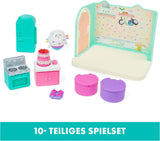 GABBY'S DREAMWORKS DOLLS HOUSE - Deluxe Room, Cakey Confectionery, Kuchi Kitchen (rumänska: Cakey), 3 möbler och 2 överraskningslådor med tillbehör, lämplig för barn från 3 år och uppåt