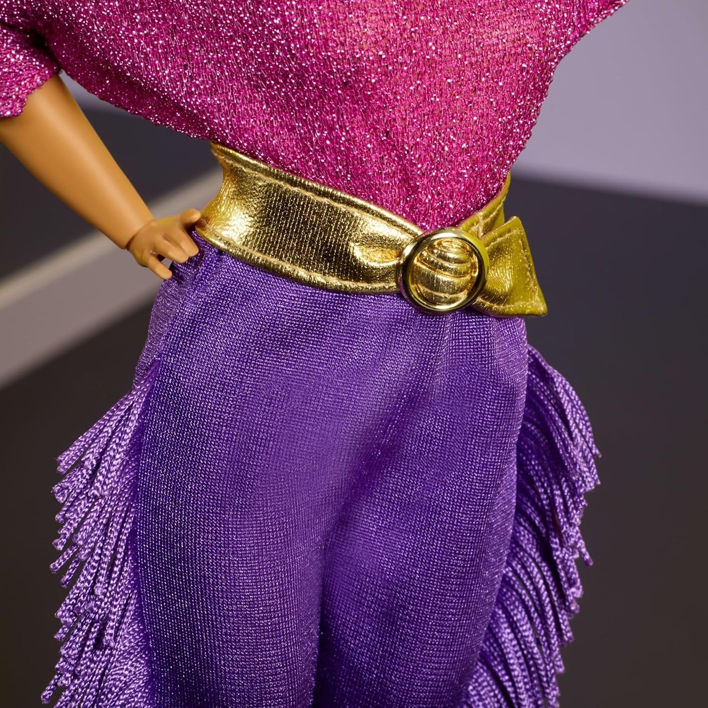 Barbie Signature Debbie Allen Tribute Collection Doll i off Shoulder-topp, guldbälte och lila fransbyxor och leggings, JBJ24