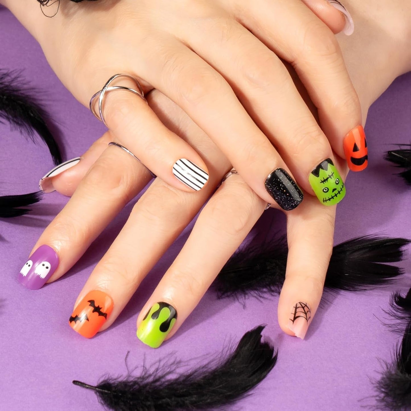 72 st Halloween naglar självhäftande falska naglar Korta konstnaglar Självhäftande pressade naglar Pumpkin Ghost konstnaglar tips Nail Art Orange Grön Svart