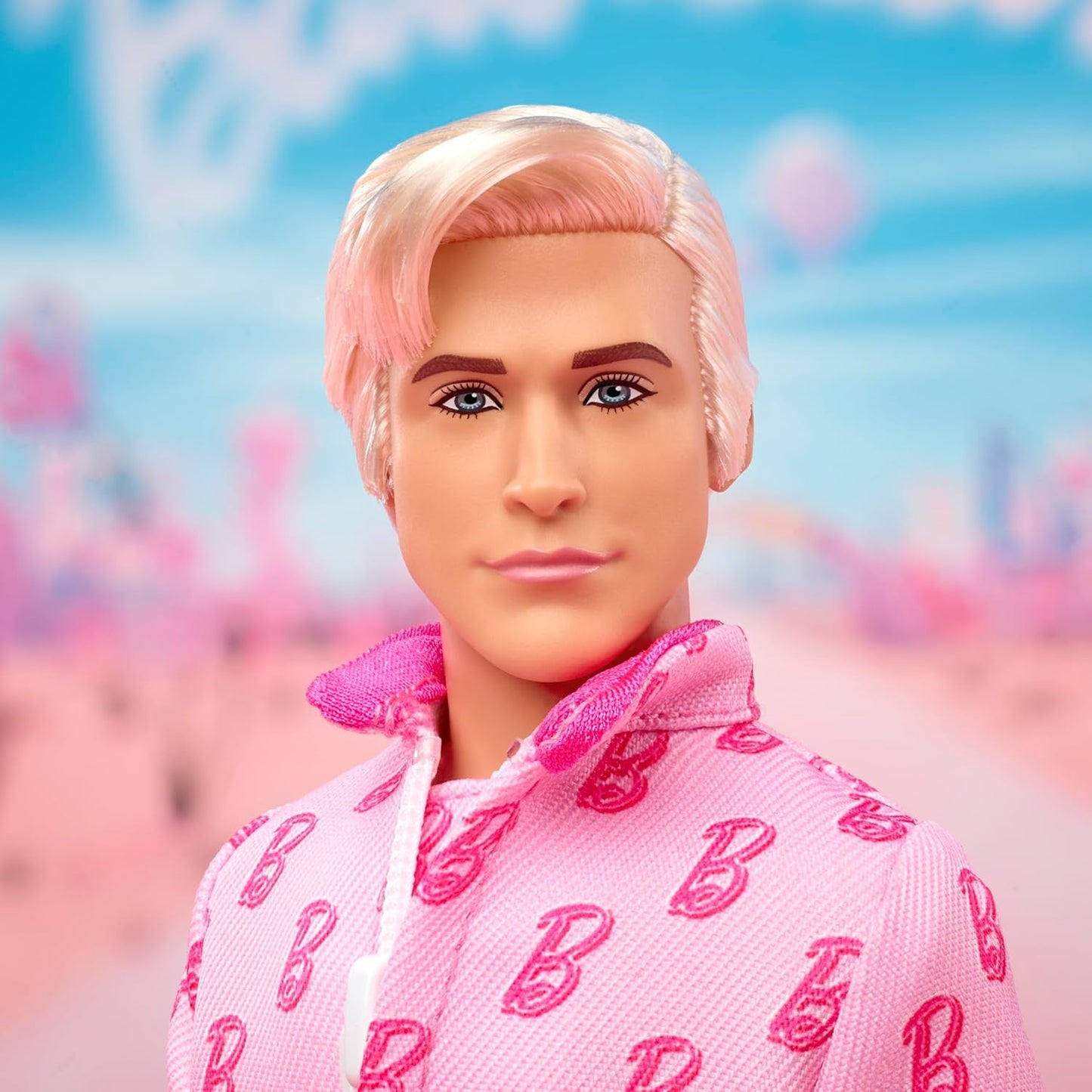 Barbie The Movie - Ken-Sammelpuppe, Ryan Gosling som Ken i rosafarbenem Overall mit "B"-Aufdruck, weißen Sneakern och bunten Inlineskates, JCP80